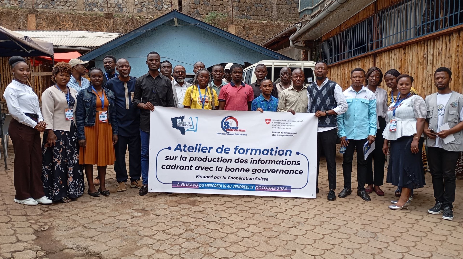 LE STAFF ET LES FUTURS MEMBRES DES CLUBS DE LECTURE DU COURRIER DE BUKAVU À L&rsquo;ÉCOLE DU SAVOIR