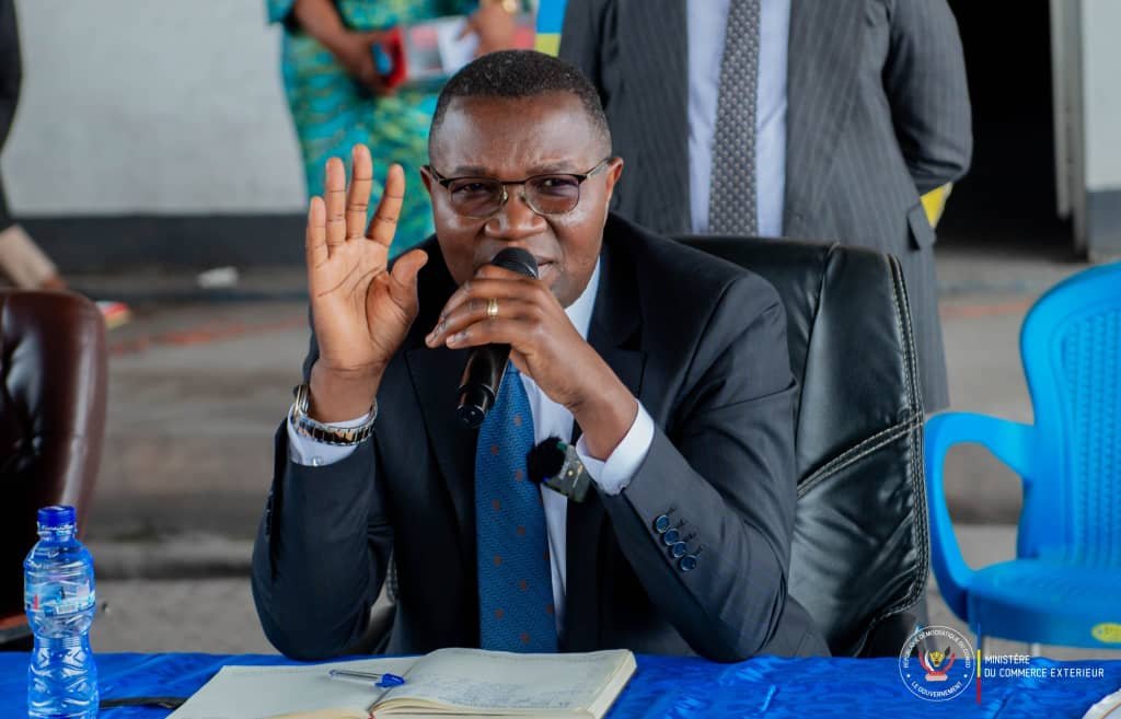 Changement de la constitution ,  Julien PALUKU dit oui et lance le concept « Vivement la 4 ème République ».