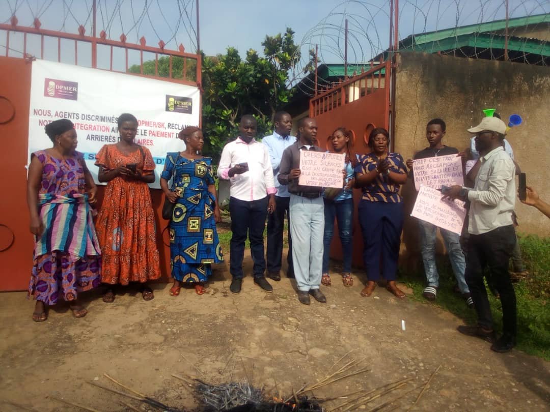 Uvira : Des agents de la DPMER bureau synthétique d&rsquo;Uvira en sit-in pour réclamer plus de 7mois d’arriérés de salaire et leur réhabilitation