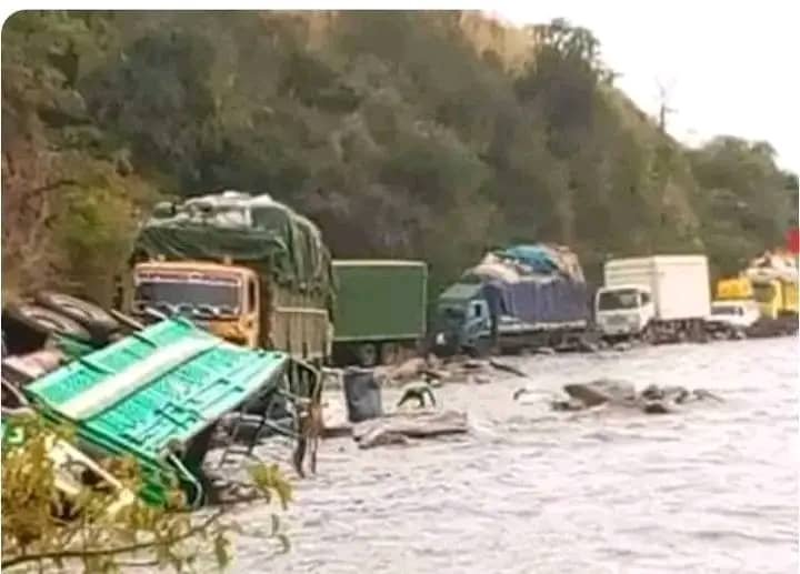 Uvira : Un camion se renverse dans le Lac Tanganyika, un seul survivant repêché sur 8 personnes à bord