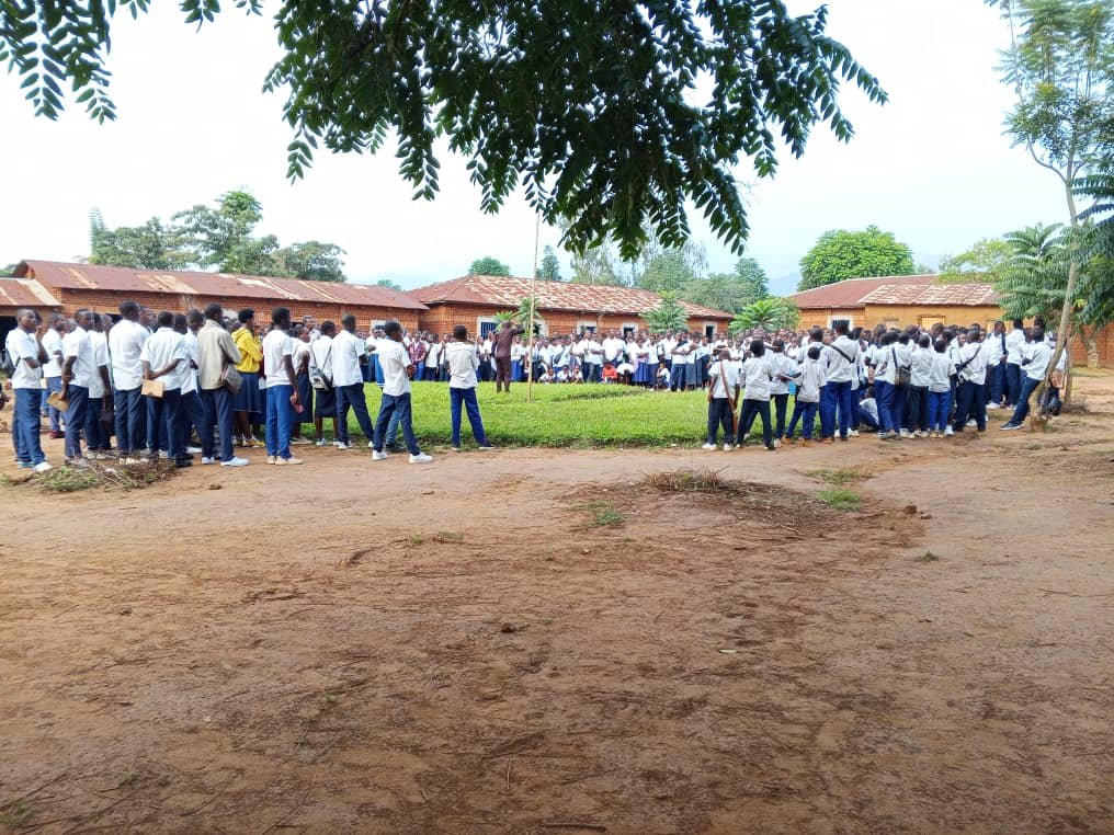 Kamanyola: Le club de paix du lycée -kamanyola en guerre contre le mauvais usage des réseaux sociaux