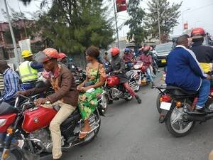 Kamanyola: le poste frontière entre la RDC et le Rwanda grouille de monde suite à l’afflux massif des congolais en provenance de Goma et Bukavu fuyant la guerre