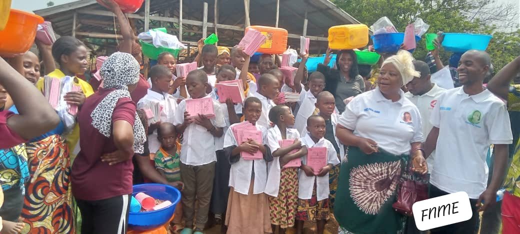 KABARE : La Fondation NSIMIRE MUZIGIRWA Elodie(FNME) , apporte une assistance aux déplacés de Kalehe et Goma se trouvant à Mugererebo dans le groupement de LUHIHI.