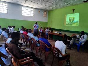 Bukavu : Le CICR échange avec 50 leaders communautaires de Bagira autour de son mandat et sa mission