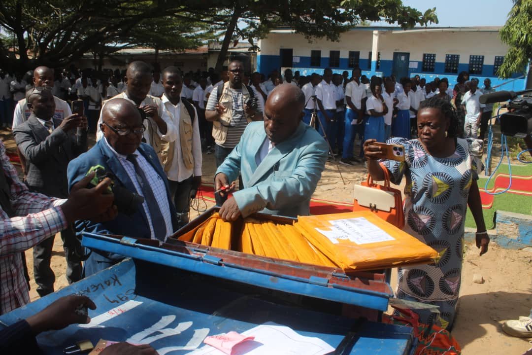Uvira: Exetat 2025: Début des examens hors session, le Gouverneur Jean-Jacques Purusi lance officiellement les épreuves à l’Institut Mwanga