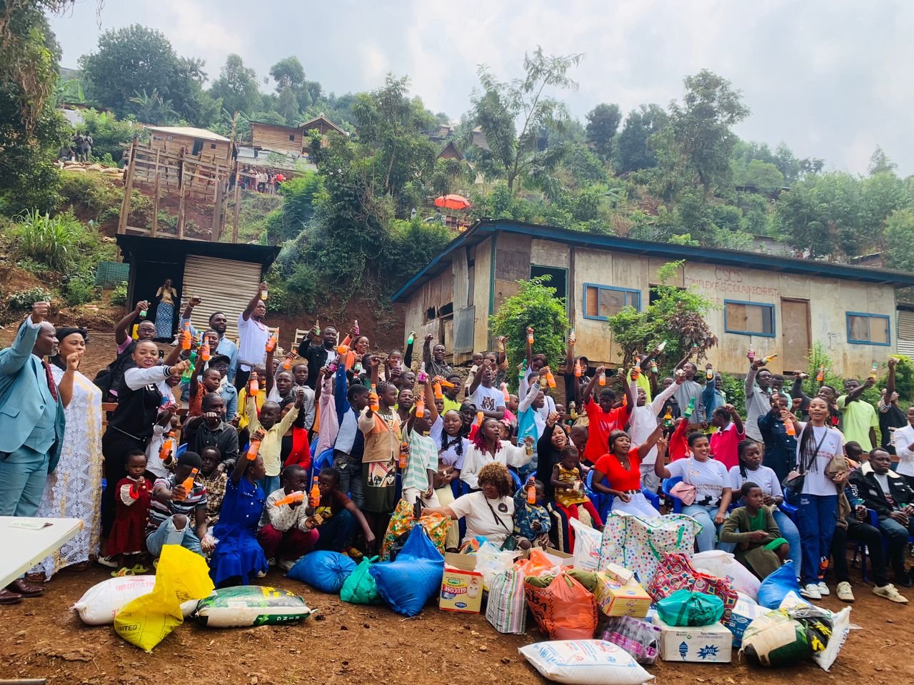 Bukavu : Loni Irenge Joël partage un instant d’amour et d’espoir avec les orphelins du centre CROFEM