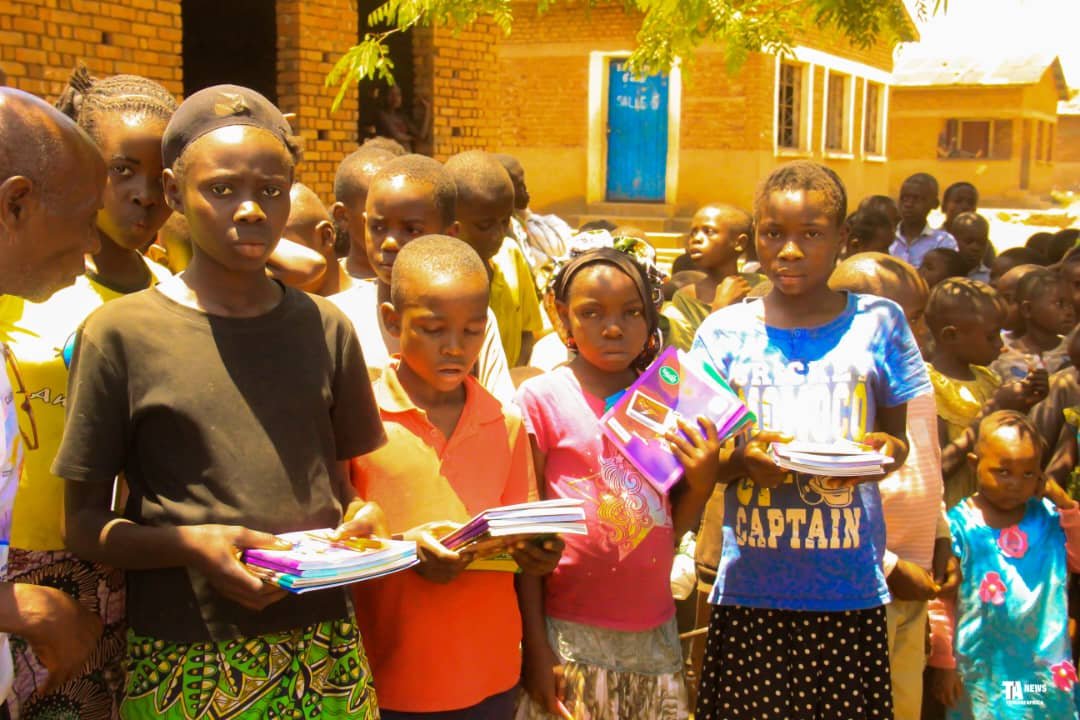 Sud-Kivu : 250 enfants déplacés reçoivent des kits scolaires à Lubarika, don de l’Asbl Mwanadamu Tumaini