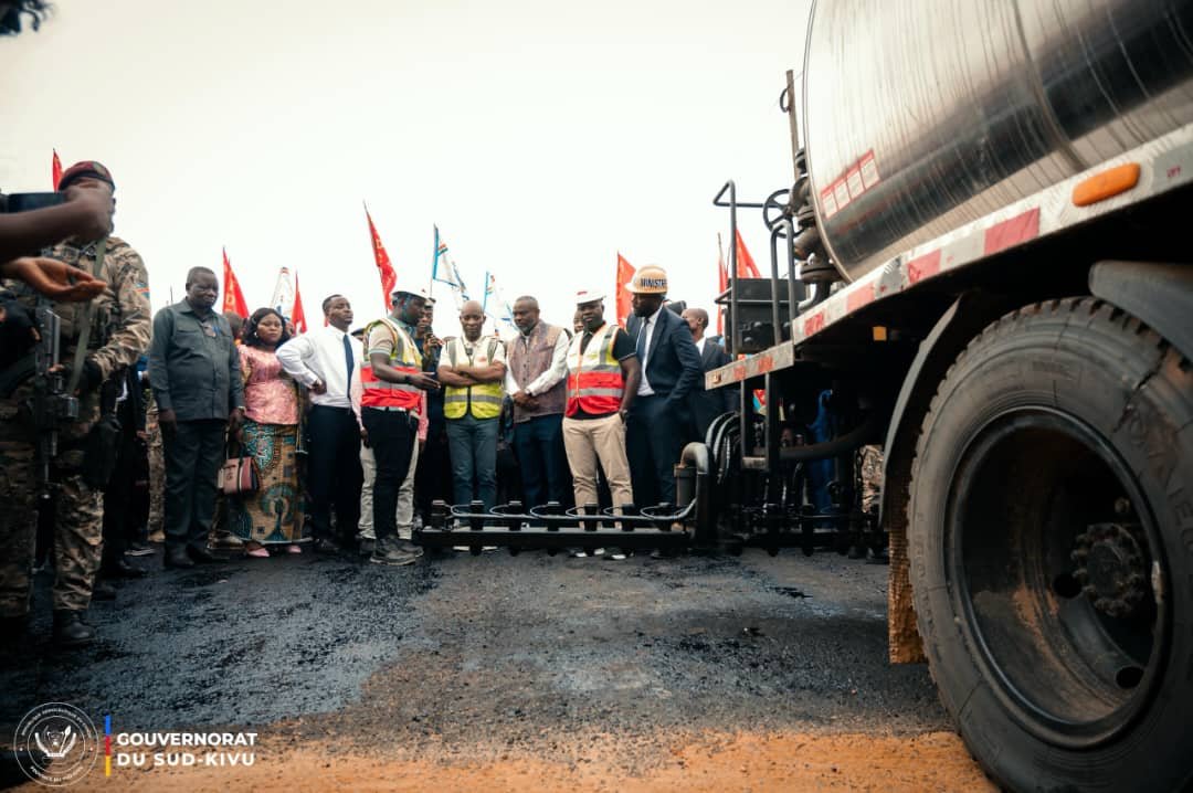 Uvira : La route Kavimvira-Kalundu sur la RN5 reçoit la couche d&rsquo;imprégnation avant la pose d&rsquo;enrobé