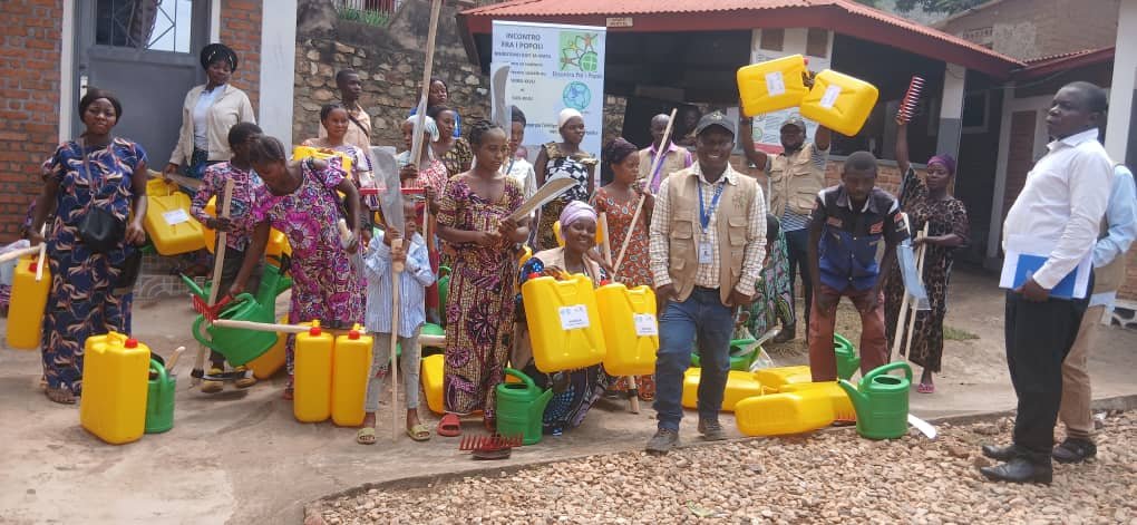 Sud-kivu : Des ménages issus des zones de santé d’Uvira et de Ruzizi reçoivent des outils aratoires et des semences améliorées pour lutter contre la malnutrition