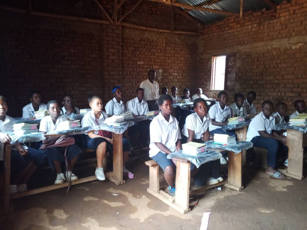 Kamanyola/éducation: 200 élèves du primaire et du secondaire en situation de vulnérabilité bénéficient des fournitures scolaires