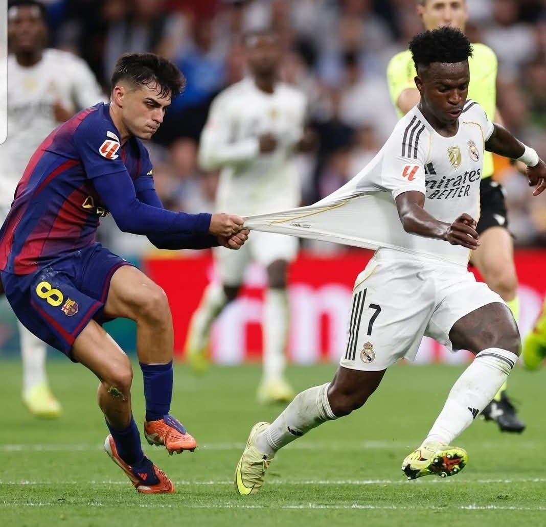 Classico : le Real fait tomber un Barça turbulent et occupe le trône