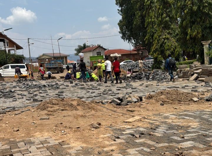 Sud-Kivu : la réalisation des travaux de pavage de la route sur avenue Mbaki, un soulagement pour les habitants