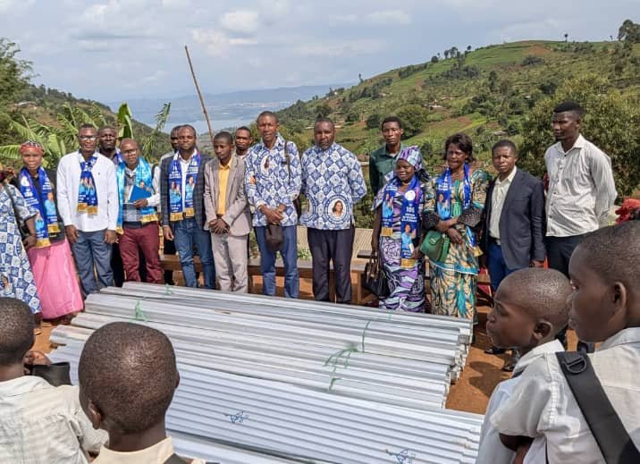 Kabare/Kagabi : La Fondation Claudine Ndusi apporte un soutien matériel à l’Institut Mbisibwe après les dégâts causés par un vent violent