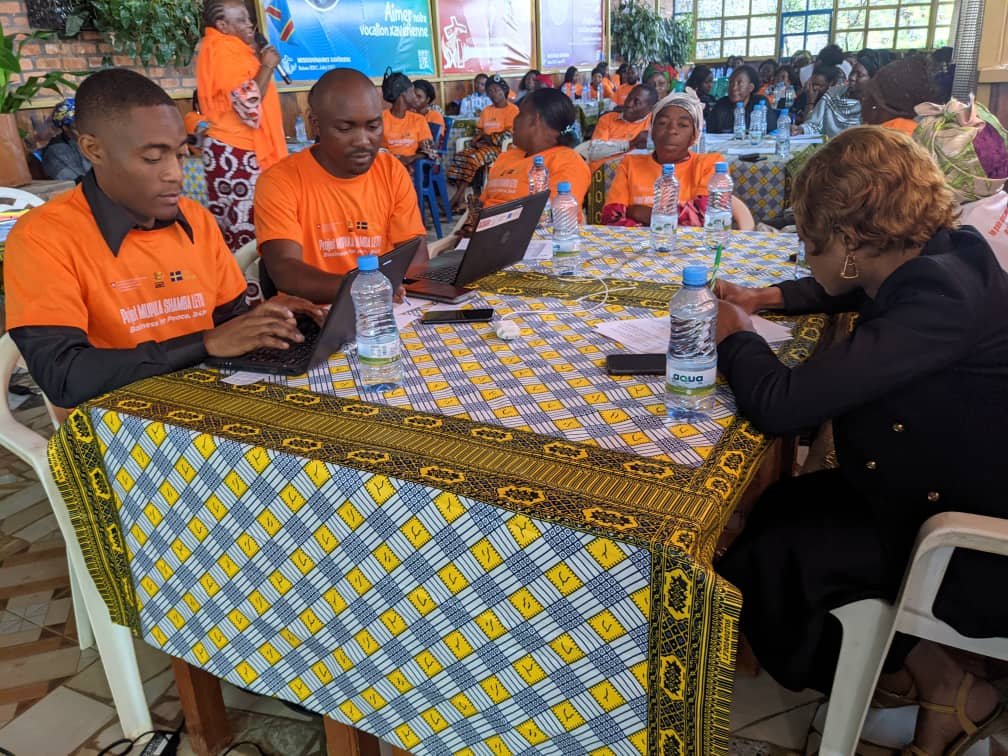 Bukavu : Les Femmes Petites Commerçantes Transfrontalières appelées à la prudence en ligne, la confidentialité et la protection des données personnelles pour lutter contre les violences numériques.