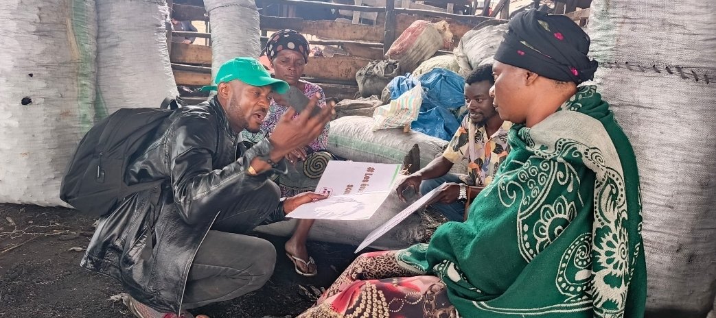 Bukavu/Campagne Stop EACOP : des jeunes activistes sensibilisent les vendeurs de braise au marché Beach Muhanzi sur la protection des forêts