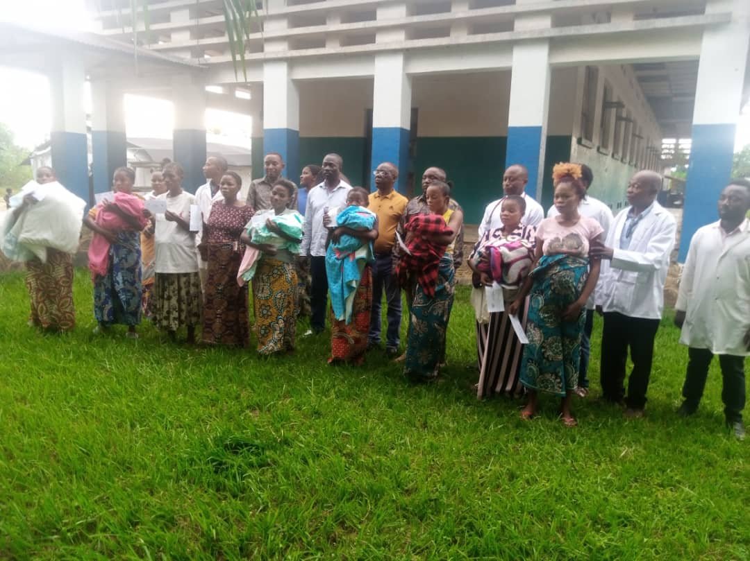 Shabunda : Le gouverneur Jean-Jacques Purusi prend en charge les frais de maternité de 9 femmes vulnérables retenues à l’HGR
