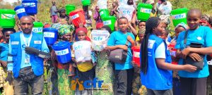 Crise humanitaire à Kalehe : le Club des Filles Reporters soutient les femmes et filles déplacées de Mukongola.