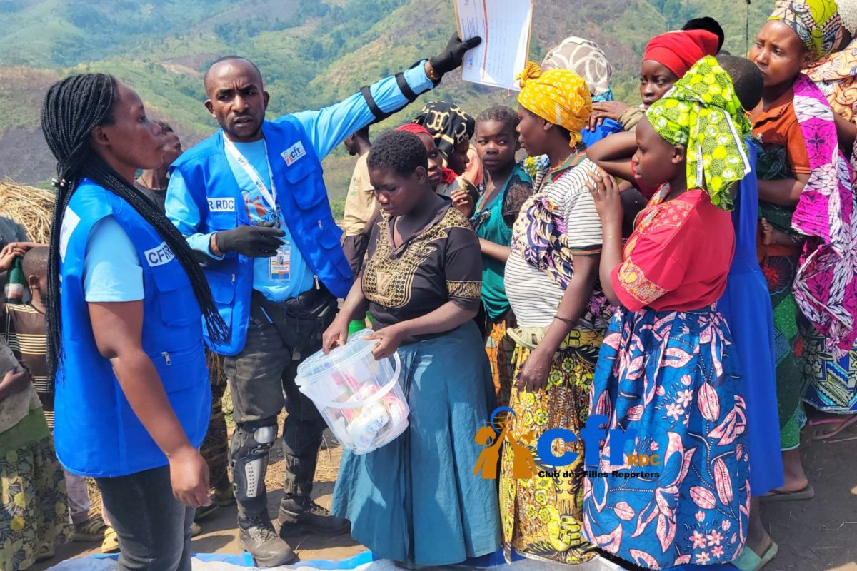 Crise humanitaire à Kalehe : le Club des Filles Reporters soutient les femmes et filles déplacées de Mukongola.