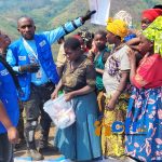 Crise humanitaire à Kalehe : le Club des Filles Reporters soutient les femmes et filles déplacées de Mukongola.