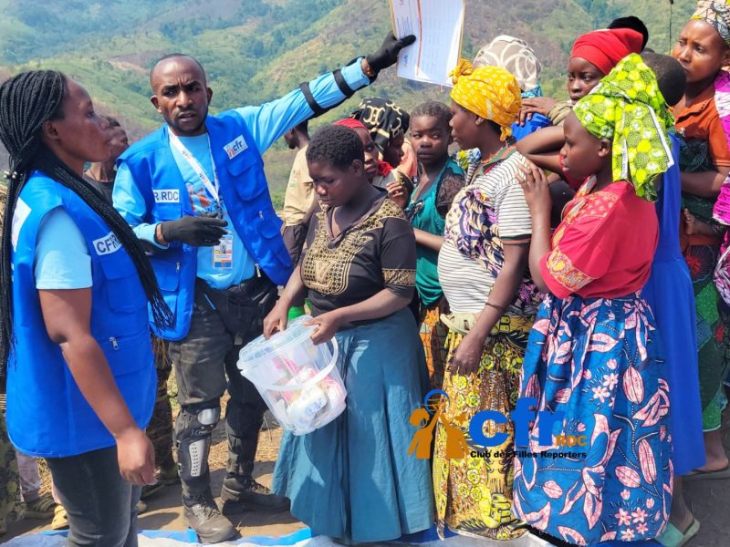 Crise humanitaire à Kalehe : le Club des Filles Reporters soutient les femmes et filles déplacées de Mukongola.
