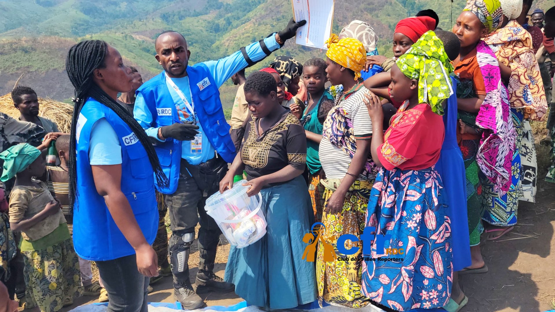 Crise humanitaire à Kalehe : le Club des Filles Reporters soutient les femmes et filles déplacées de Mukongola.