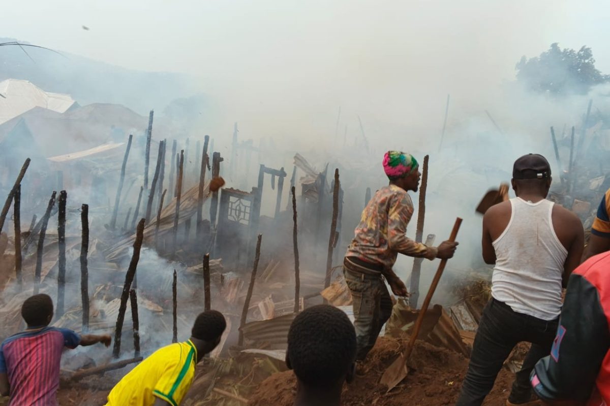 Kabare : Un violent incendie ravage cinq habitations et quatre boutiques à Buhozi, plus de sept familles sinistrées