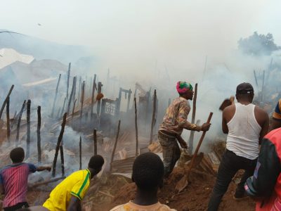 Kabare : Un violent incendie ravage cinq habitations et quatre boutiques à Buhozi, plus de sept familles sinistrées