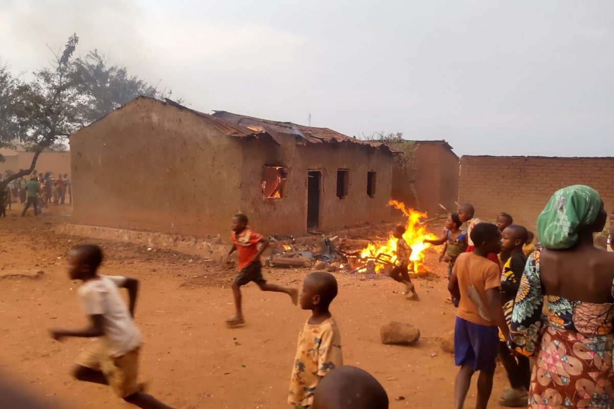 Walungu : Deux maisons incendiées à Kamanyola après des accusations de sorcellerie
