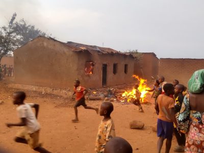 Walungu : Deux maisons incendiées à Kamanyola après des accusations de sorcellerie