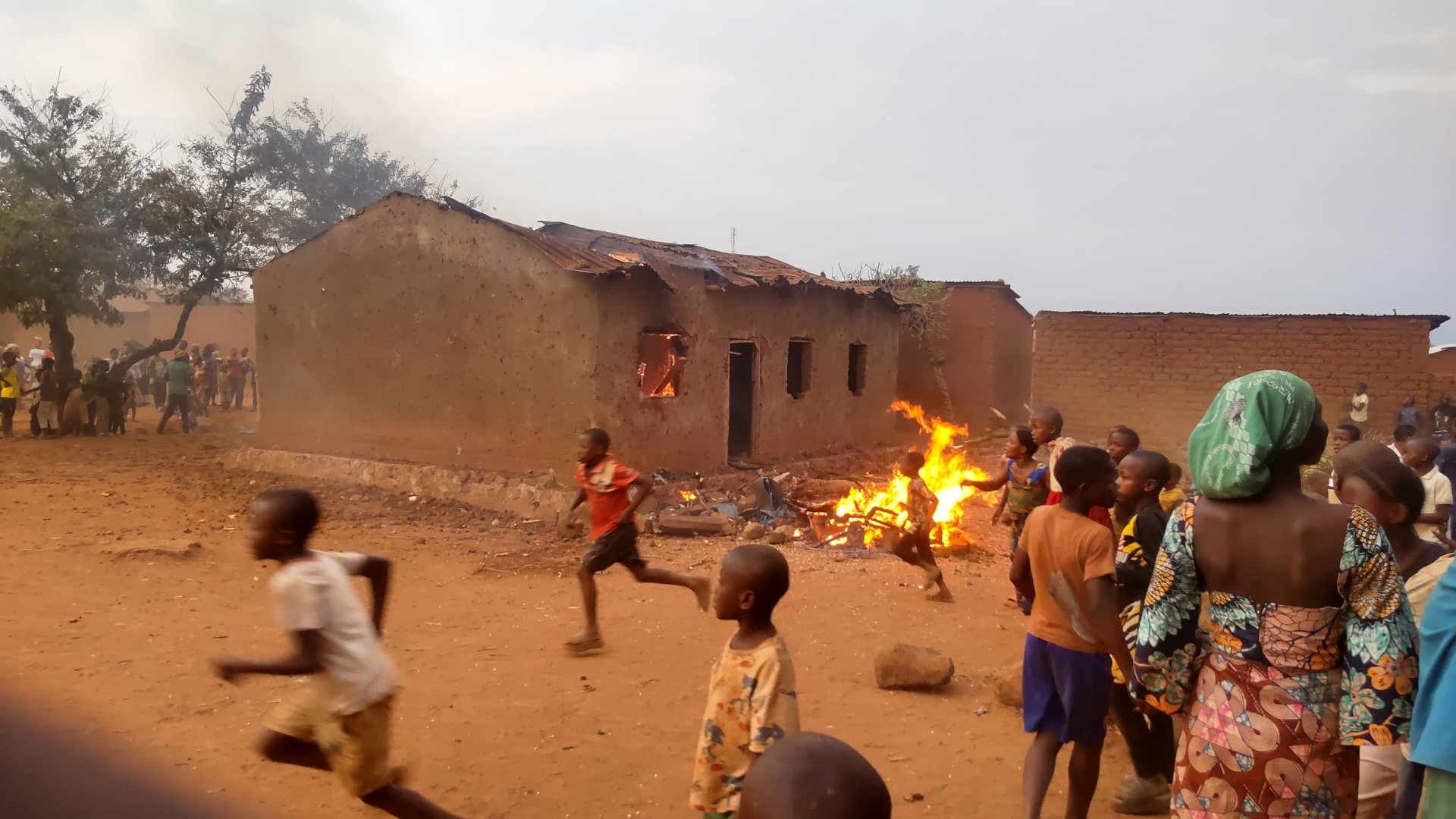 Walungu : Deux maisons incendiées à Kamanyola après des accusations de sorcellerie