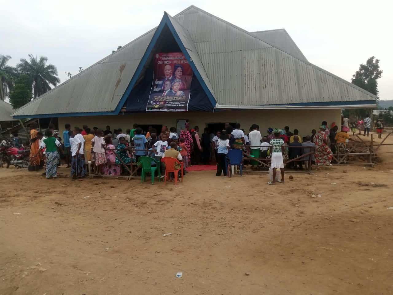 Shabunda : inauguration d’une nouvelle église et consécration de 302 serviteurs de la communauté « Centre Viens et Vois »